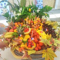 plateau-fruits-frais-et-brochettes-de-fruits