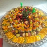 plateau-macarons-et-fruits